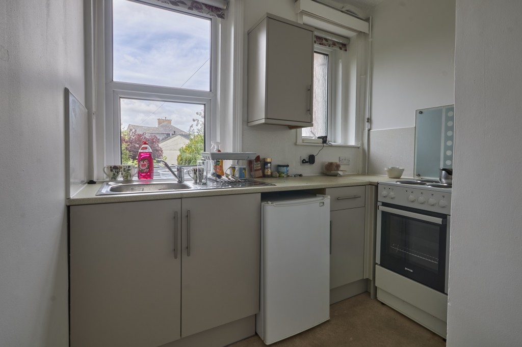 Lot: 64 - FREEHOLD INVESTMENT COMPRISING FIVE FLATS - Kitchen area